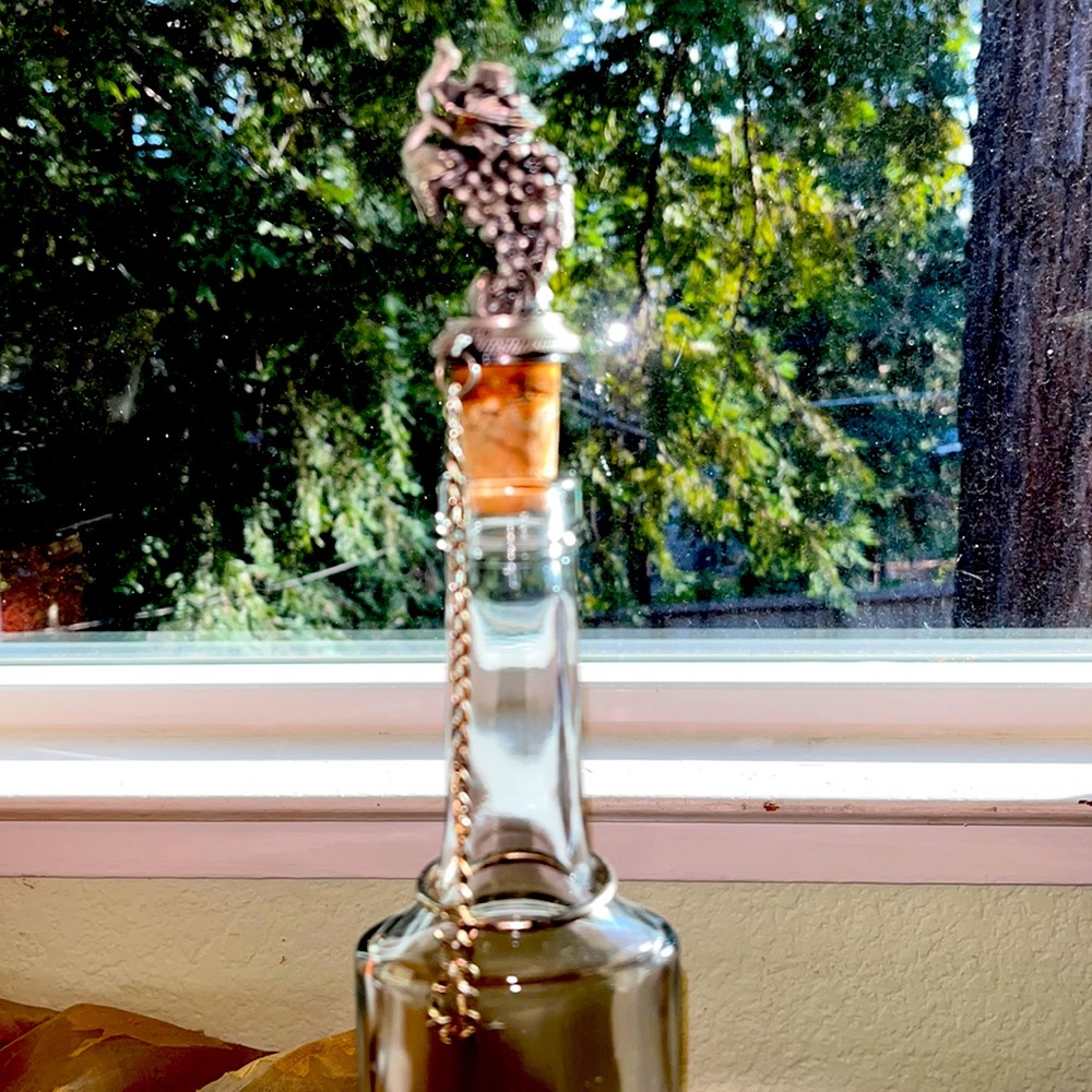 Bottle stopper with grape finial